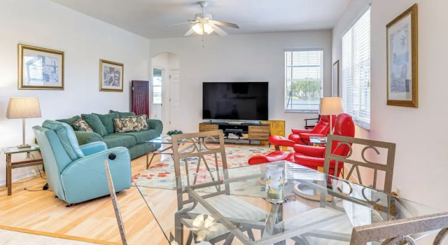 Коттедж 6 Mi to Fort Myers Beach: Lakefront Home w/ Pool