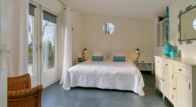 Beautiful holiday home in Kortgene with garden, Book Hotel Kortgene 