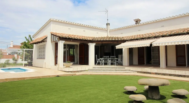 Alluring Holiday Home in Empuriabrava With Pool, Забронировать Отель Отели Эмпуриабравы 3 звезды, 3*
