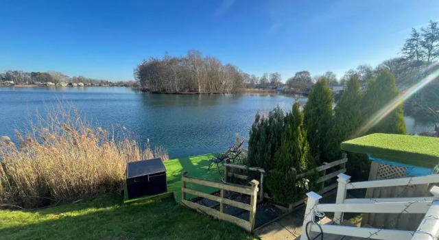 Lakeside Retreat 1 with hot tub, private fishing peg situated at Tattershall Lakes Country Park, Boek Hotel Hotels in Merseyside met zwembad, Zwembad