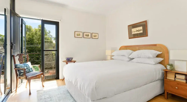 Spacious 2-bed Townhouse With a Lush Courtyard