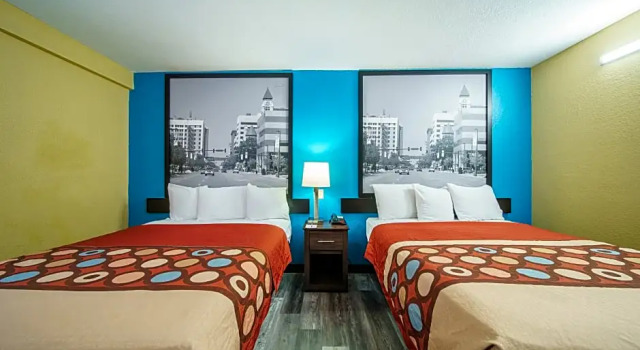 Четырёхместный номер Deluxe Super 8 by Wyndham Wichita Airport West Kellogg