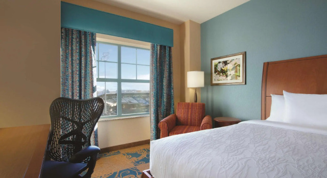Четырёхместный номер Standard с видом на парк Hilton Garden Inn Oklahoma City/Bricktown