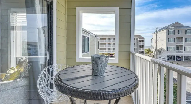 Steps to Sand + Pool! 3rd-floor Myrtle Beach Condo, Забронировать Апартаменты/квартира Миртл-Бич Гранд-Странд, рядом с Pine Lakes International Country Club