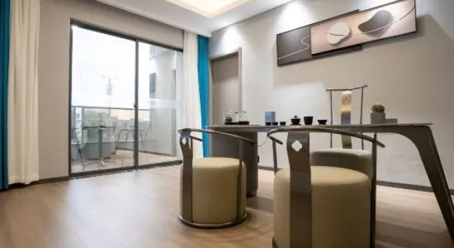 Люкс с балконом Tianzhu Holiday Hotel (Guangzhou North Railway Station Huadu Square)