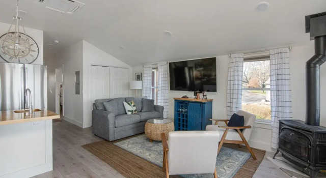 Cozy Lakeshore Cottage, Buchen Sie Ferienhaus Colchester 