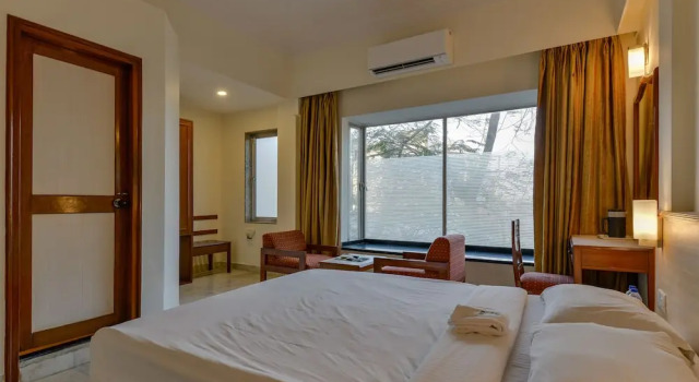 Номер Standard Hotel Ajanta Juhu near Juhu Beach