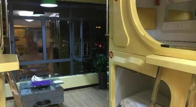 Кровать в общем номере (мужской номер) Wuwei Qiyou Space Capsule Hostel