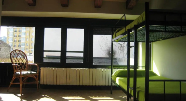 Кровать в общем номере Albergue Oasis