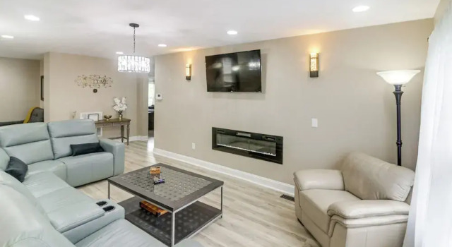 Коттедж Charlotte Home w/ Yard - Near Spectrum Center!