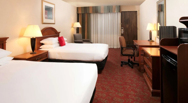 Четырёхместный номер Standard с видом на бассейн Red Lion Hotel and Conference Center St. George