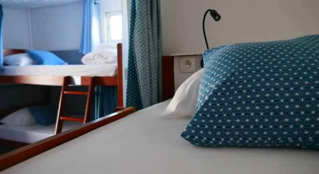 Giường trong phòng ngủ tập thể Les Baroudeurs Hostel