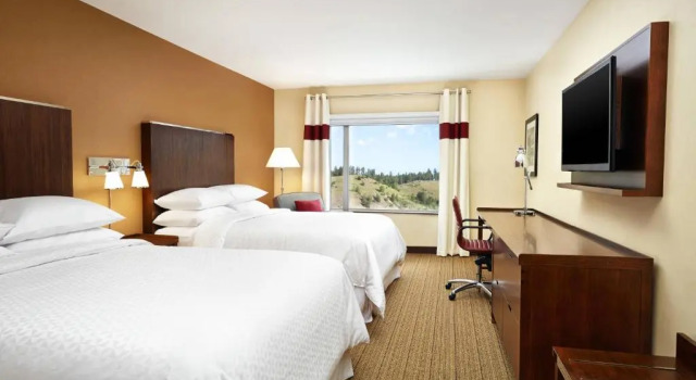 Четырёхместный номер Standard Four Points by Sheraton Kelowna Airport