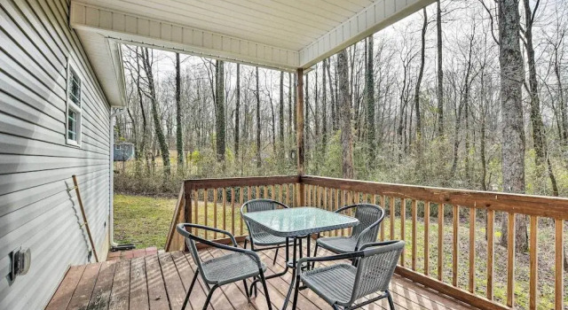 Peaceful Travelers Rest House: Yard & Deck