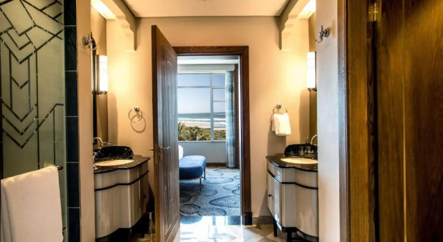 Полулюкс Suncoast Hotel & Towers