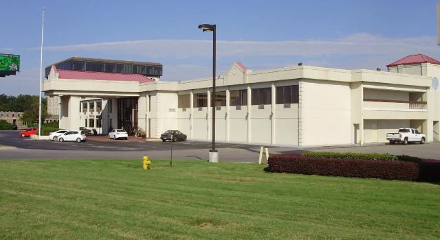Trade Winds Central Inn, Buchen Sie Hotel Hotels in Tulsa mit Pool, Schwimmbad