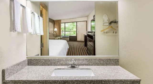 Номер Standard Quality Inn near Speedway