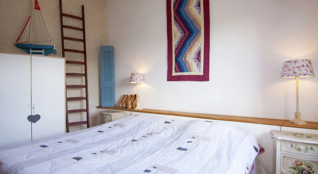 Cottage in France With Private Terrace, Book Feriehus Sommerhuse i Charente, Hytte