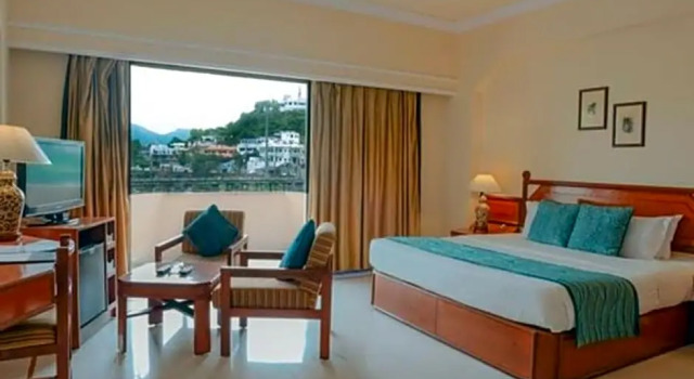 Двухместный номер Standard с балконом Rajdarshan - A Lake View Hotel in Udaipur