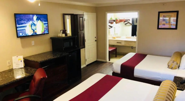 Четырёхместный номер Standard Dynasty Suites Hotel