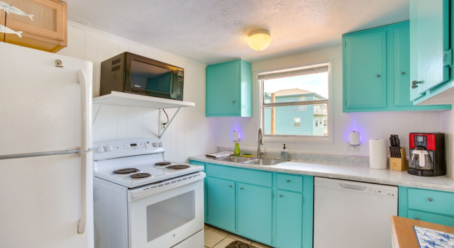 Коттедж Bright Surfside Beach Home w/ Deck, Walk to Beach!