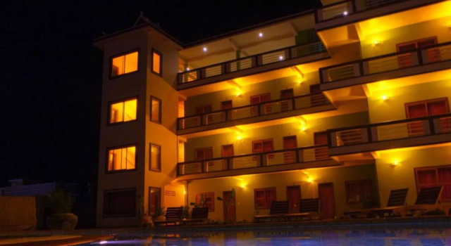 Two Moons, Book Hostel / Vandrerhjem Hostels i Kampot-provinsen, Hostel / Vandrerhjem
