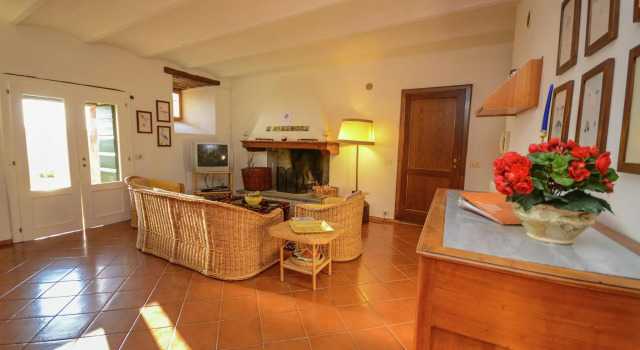 Sprawling Villa with Breathtaking Views in Emilia-Romagna, Book Villa Sommerhuse i Tredozio, Hytte