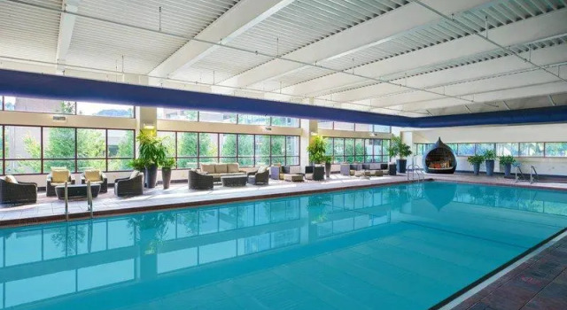 Кровать в общем номере Renaissance Asheville Downtown Hotel