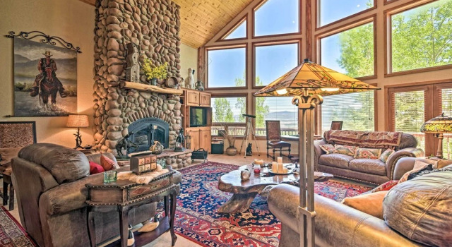 Angel Fire Mountain-view Retreat w/ Private Deck!, Varaa Lomakoti Hotellit New Mexico pysäköinnillä, Pysäköinti