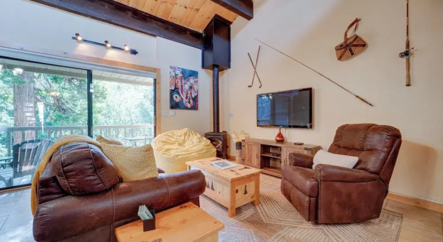 1 Mi to Lake Tahoe: Condo w/ Deck in Kings Beach!