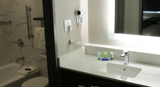 Четырёхместный номер Standard SureStay Plus Hotel by Best Western Point Richmond