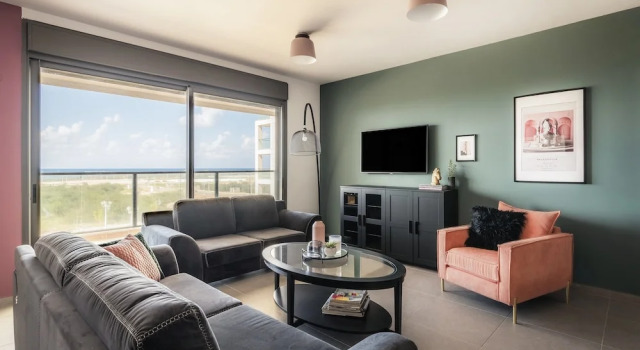 Stunning 4Bd Apt w/ Balcony, Parking & Sea Views by Sea N' Rent