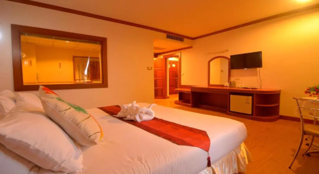 Люкс c 1 комнатой с видом на город Chumphon Gardens Hotel