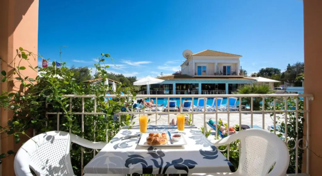 Трёхместный номер Standard с видом на бассейн Kavos Plaza Hotel