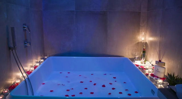 Megaris Luxury Suite Rooms, Забронировать Отель Отели Неаполя с парковкой, рядом с Кафедральный собор Неаполя, Парковка