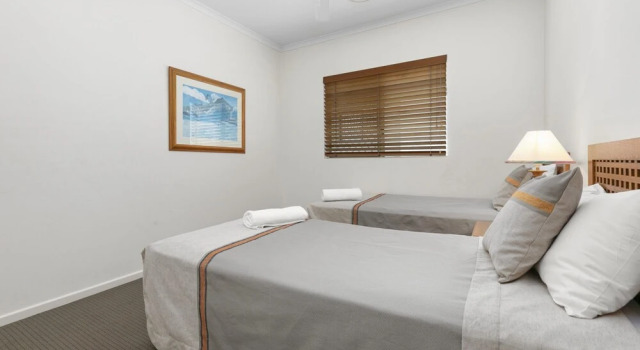 Beautiful North Facing River Views at Noosaville - Unit 4 Riverside 235 Gympie Tce, Забронировать Отель Отели Нузавилл с парковкой, рядом с Reef Street Bushland Reserve, Парковка