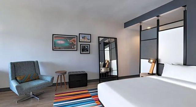 Люкс с видом на бассейн Aloft by Marriott Austin Southwest