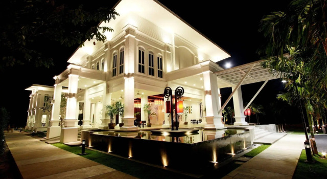 Курортный отель The Old Phuket - Karon Beach Resort