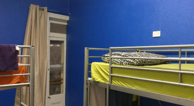 Кровать в общем номере Adelaide Travellers Inn Backpackers Hostel