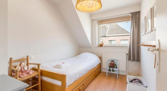 Коттедж Spacious, warm and updated Home w parking & garden