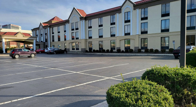 Wingate by Wyndham Greensboro-Coliseum, Забронировать Отель Гринсборо Северная Каролина, рядом с Торговый центр Four Seasons
