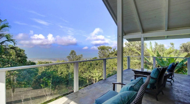 Коттедж с 3 комнатами с балконом Kailua-kona House w/ Balcony & Ocean Views!