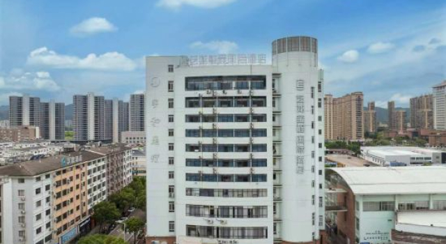 Elong Deluxe International Hotel (Tiantai Mountain High-speed Railway Station)