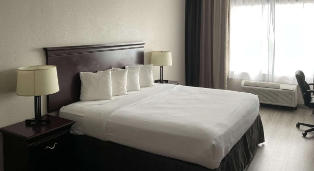 Двухместный люкс Country Inn & Suites by Radisson, Tallahassee-University Area, FL