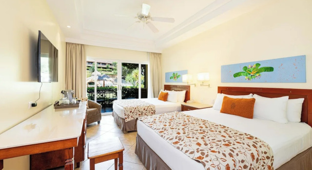 Standardowy dwuosobowy rodzinny pokój z widokiem na basen Hotel Tamarindo Diria Beach Resort