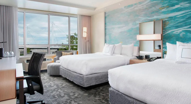 Четырёхместный номер Deluxe с видом на внутренний двор Courtyard by Marriott Erie Bayfront