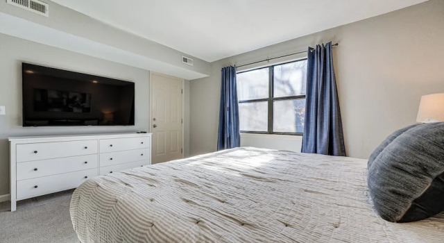 Lakefront Branson Penthouse w/ Resort Amenities!, Забронировать Курортный отель Отели Table Rock Lake с парковкой, Парковка
