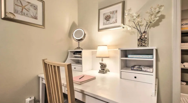 Inviting Salem Apartment Near Waterfront & Museums, Забронировать Апартаменты/квартира Сейлем Норт-Шор, рядом с Первая деревня «Салем 1630»