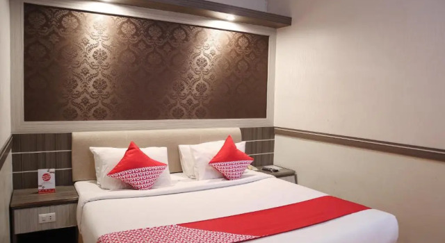 Люкс Deluxe OYO 742 Mona Plaza Hotel