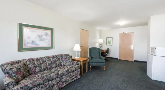 Люкс c 1 комнатой Super 8 by Wyndham Hagerstown/Halfway Area